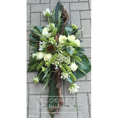 Rouwarrangement groen wit van rozen en agapantus op houten stronk